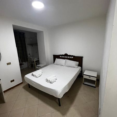 1 Room Apartment Near By Central Train Station Palermo Buitenkant foto