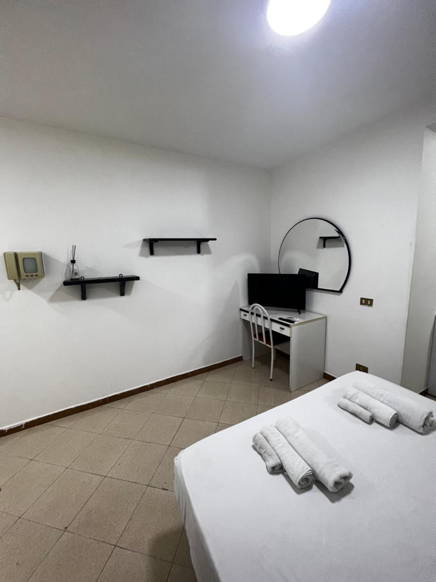 1 Room Apartment Near By Central Train Station Palermo Buitenkant foto