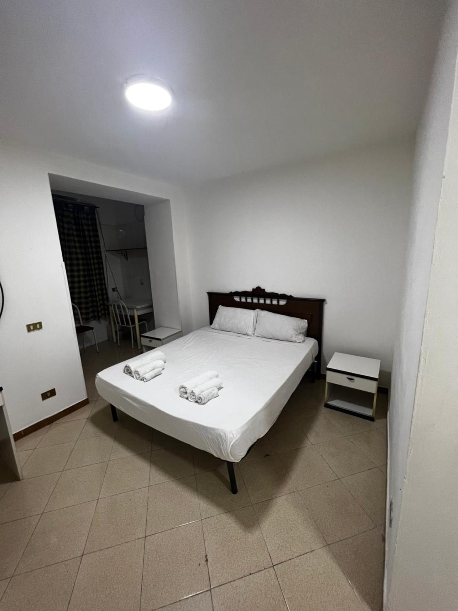 1 Room Apartment Near By Central Train Station Palermo Buitenkant foto